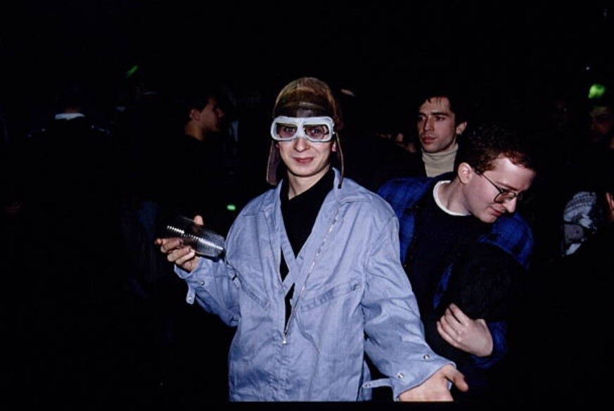 Молодые люди в ночном клубе «Пилот» в Москве, декабрь 1993 года.