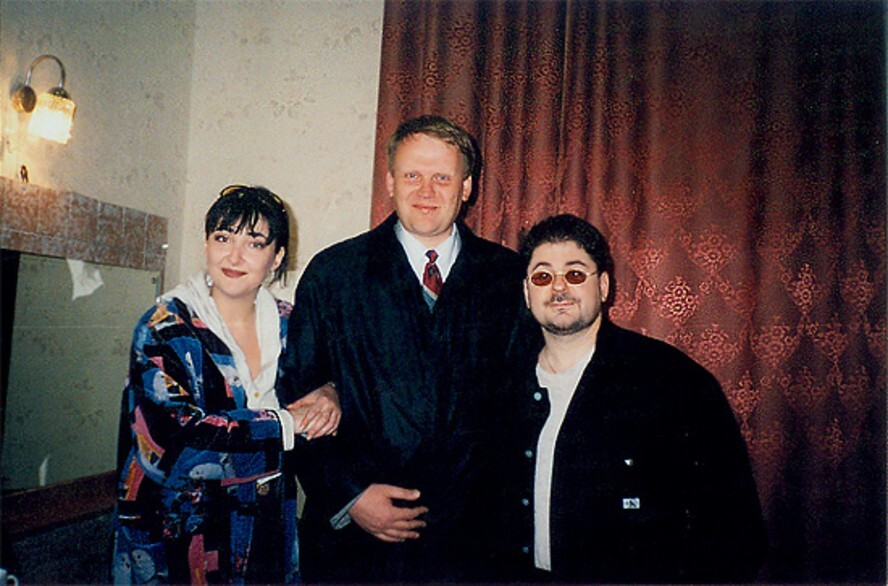 Участники группы «Кабаре-дуэт „Академия“» с поклонником, 1990-е годы.