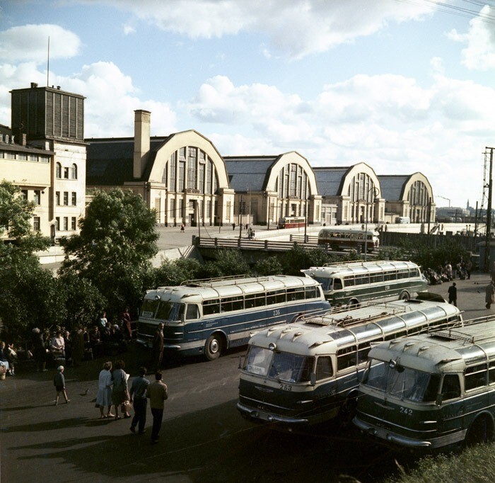 Вид на Центральный рынок Риги. А на переднем плане - космические автобусы Ikarus-55.