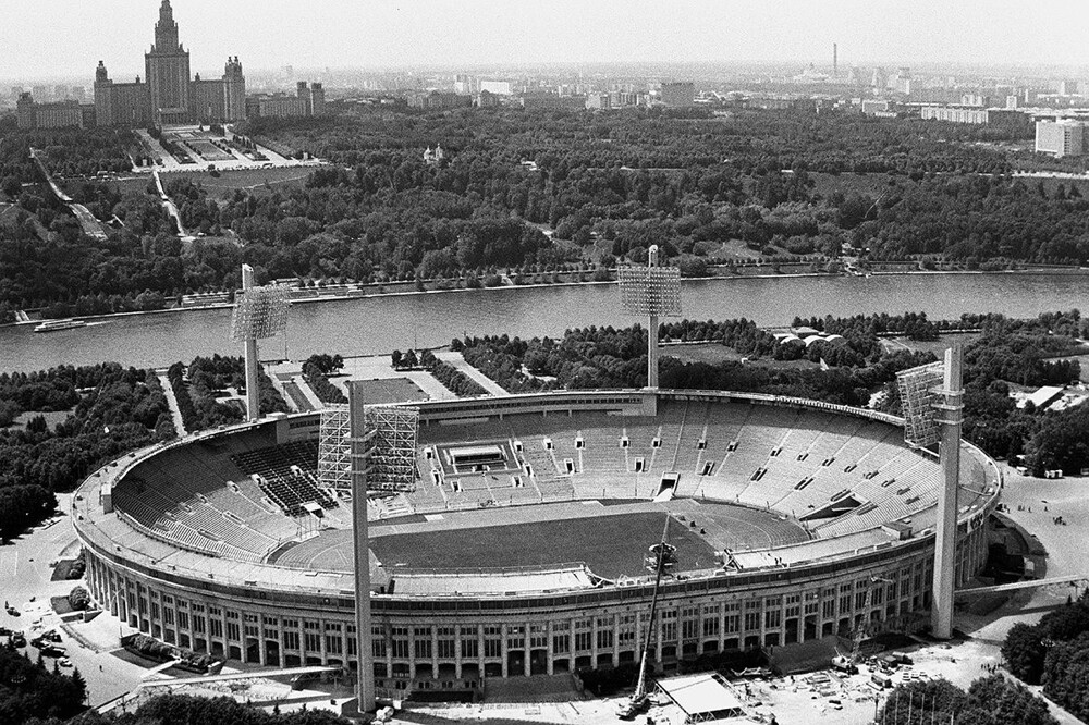 31 июля 1956 года в Москве открывается Центральный стадион имени В. И. Ленина ("Лужники") — гигантский стадион, построенный рекордно быстро.