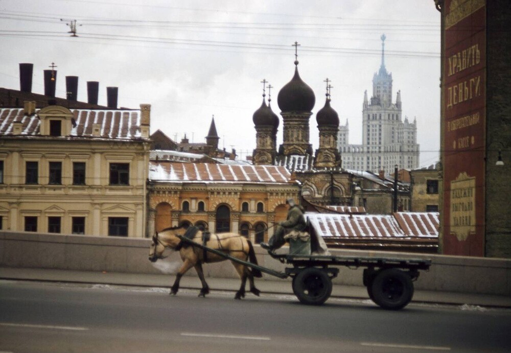 Гужевая повозка на Москворецком мосту в Москве.