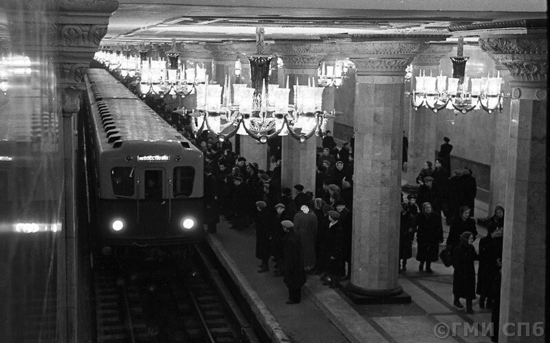 15 ноября 1955 года – открыт Ленинградский метрополитен.  На фото - один из первых поездов на станции "Автово".