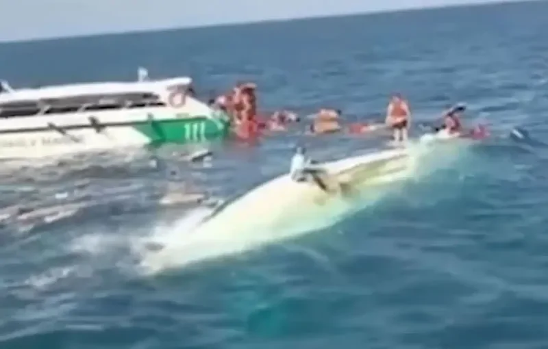 В Таиланде скоростной катер врезался в рыболовецкое судно