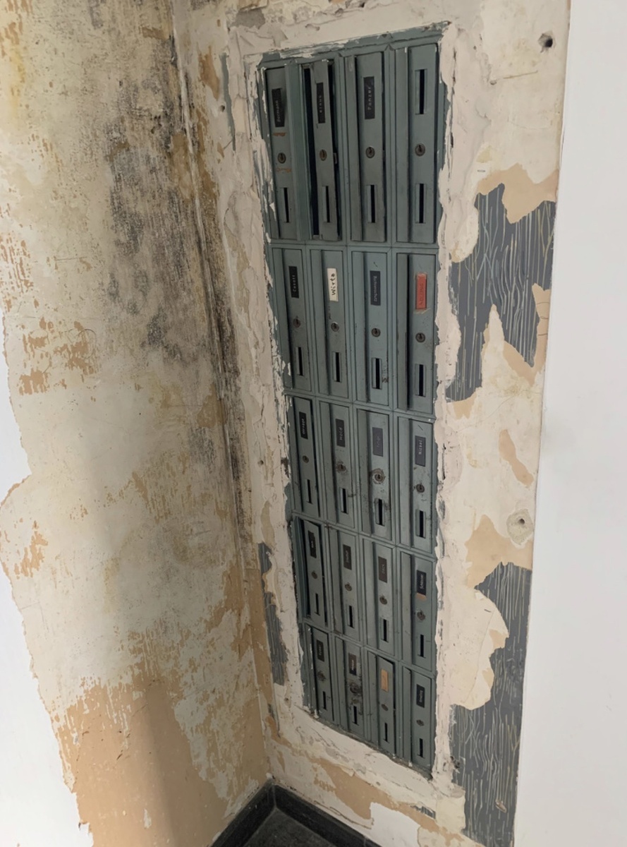 Старые, вандалоустойчивые почтовые ящики