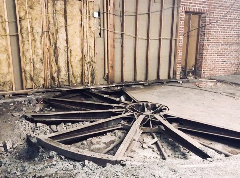 Какой-то древний механизм, из эпохи парового движения