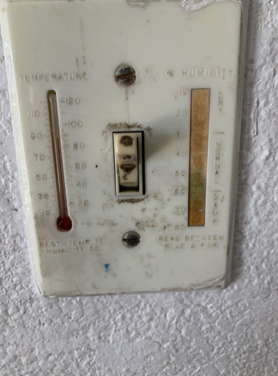 Выключатель света со встроенным термометром и датчиком влажности