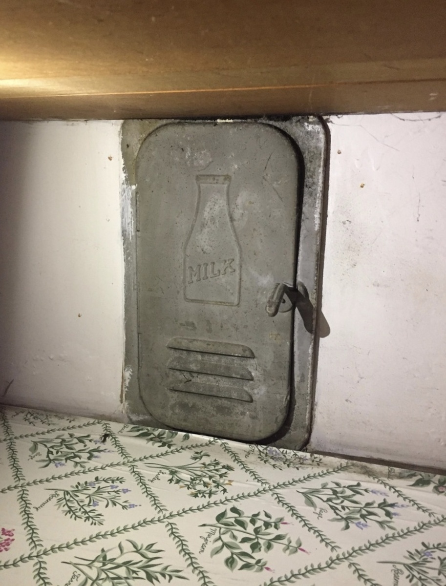 Давным-давно через такие дверцы молочники оставляли молоко, чтобы не будить хозяев