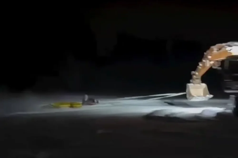 Парень прицепил ватрушку к ковшу экскаватора и устроил экстремальную "карусель"