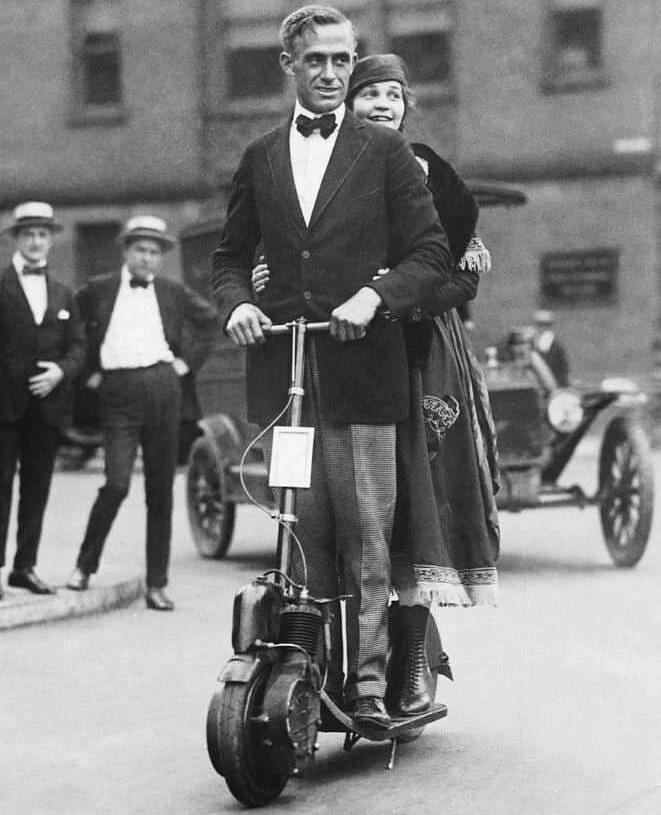13. Американская пара катается на самокате "Autoped", примерно 1916 год