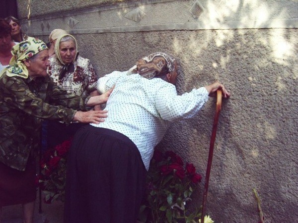 Селяне приняли за святыню ссаные разводы на стене. Ну вы помните...