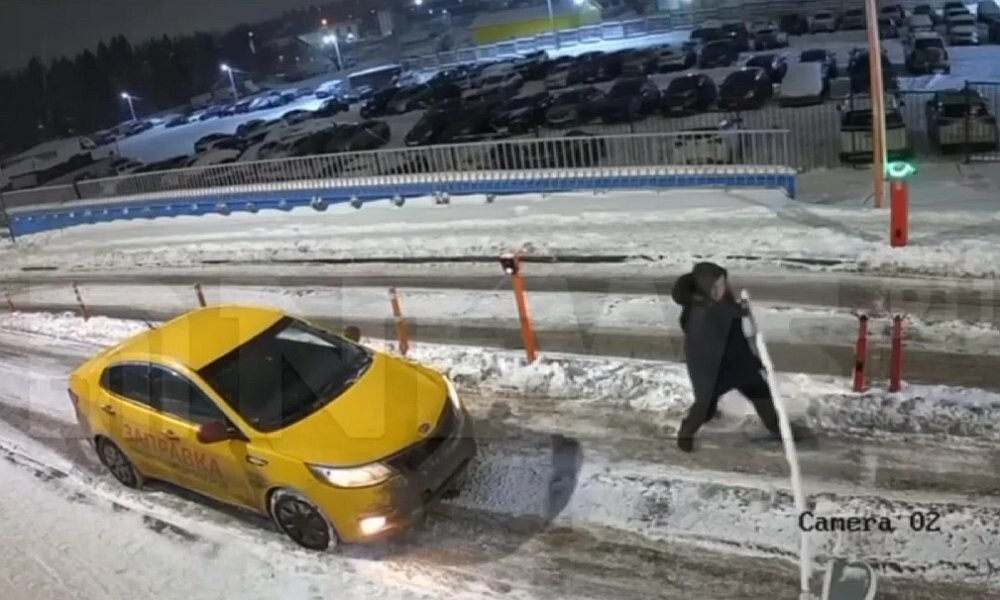 Разъярённый таксист сломал шлагбаум на выезде из ЖК в Химках