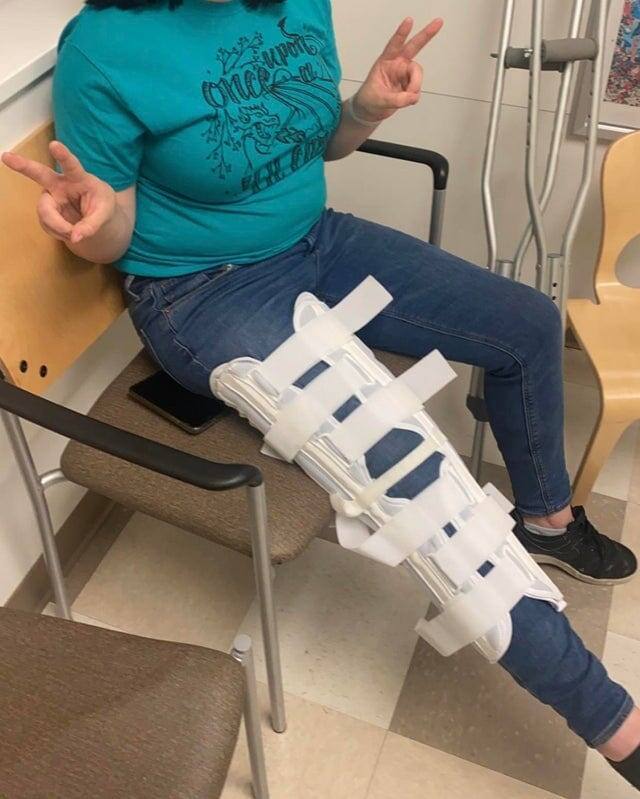 15. Дочь дважды вывихнула левое колено, и ей делали операцию. А вчера она вывихнула правое