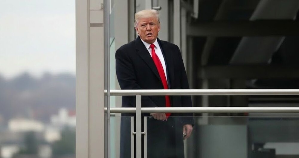 Трамп показал средний палец работнику завода в Детройте