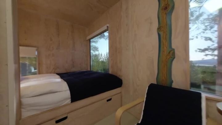 В Швеции сдают «невидимый» куб на дереве 