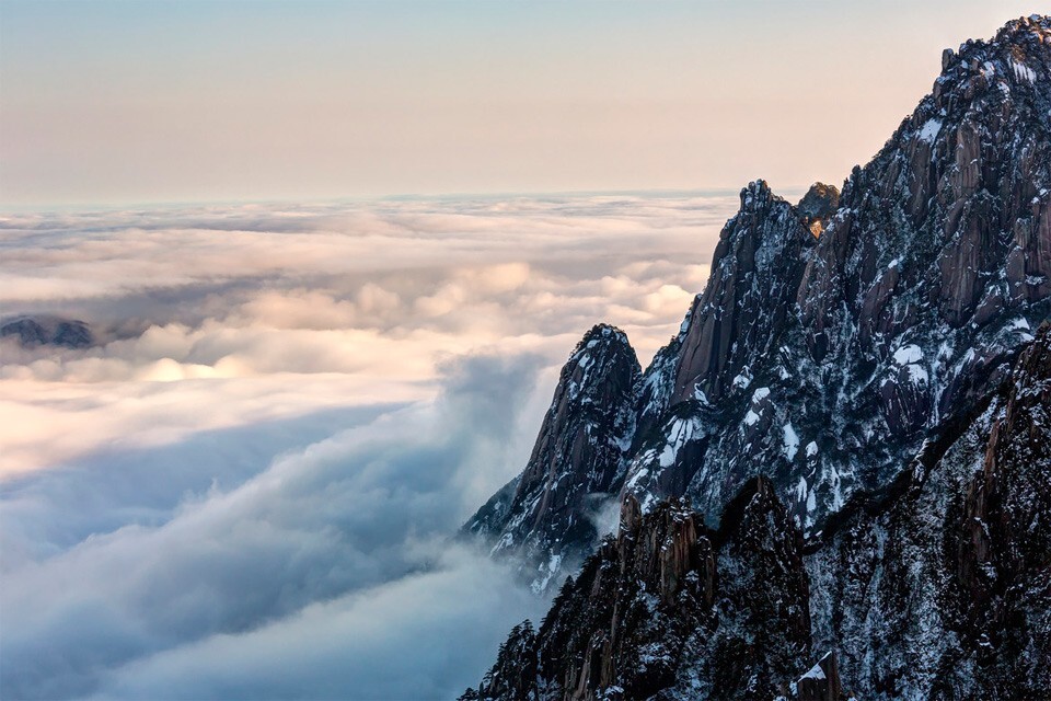 Край земли. Горы в Китае. Фото-Chaluntorn Preeyasombat