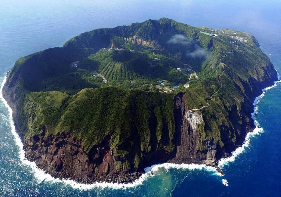 Остров Аогашима (Aogashima) и его одноименный вулкан, Япония. Автор неизвестен
