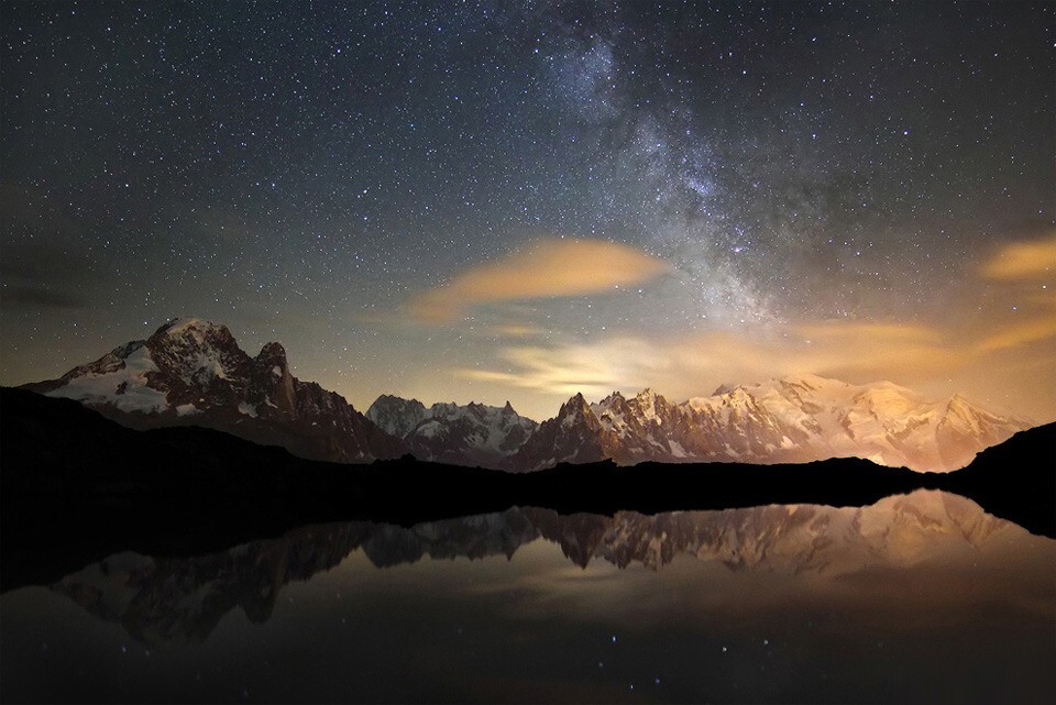 Млечный Путь поднимается над горным массивом. Альпы. Фото-Christian Klepp