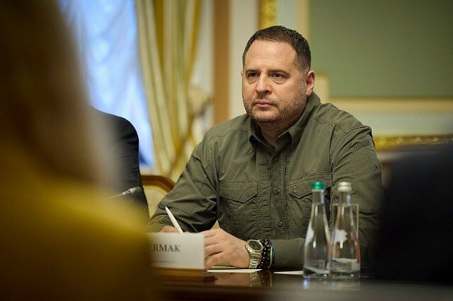 Обещавший уйти на фронт после отставки Ермак так и не дошел до военкомата