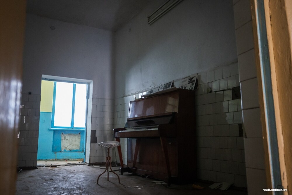 Белорус за 8 000 рублей купил психбольницу и поселился в её палате