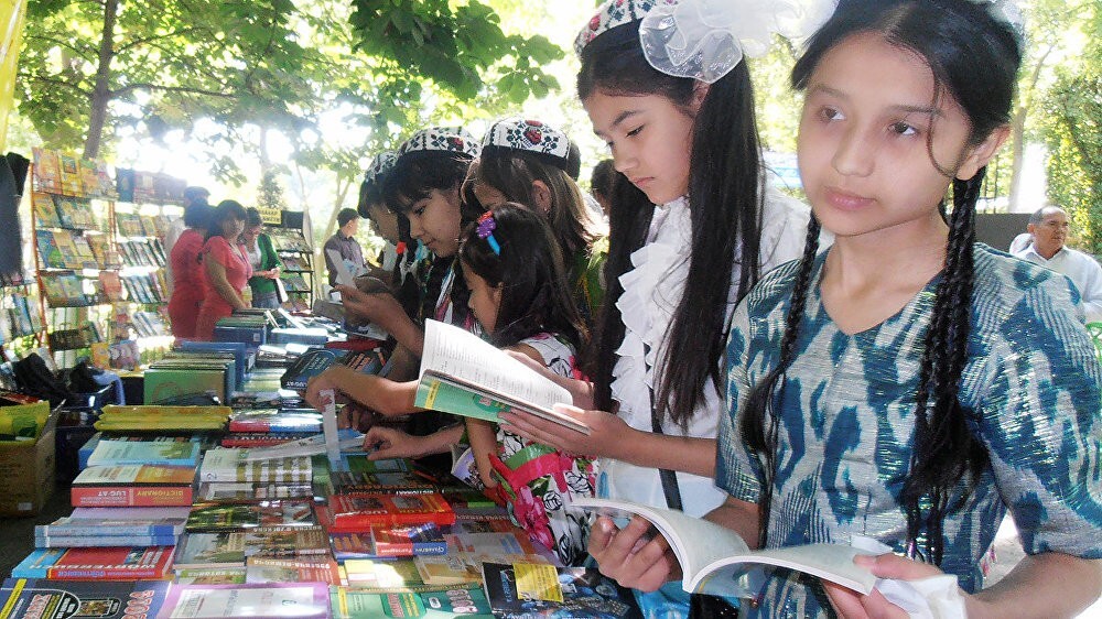 В Узбекистане чиновникам будут платить за чтение книг