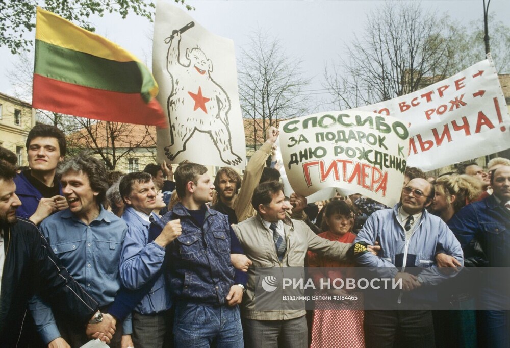 Пикеты у здания типографии ЦК Компартии Литвы, которое охраняют военнослужащие внутренних войск СССР.