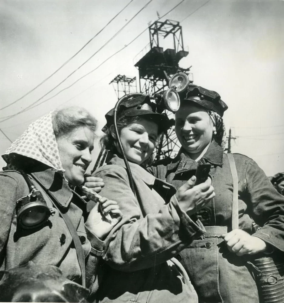 Мотористки Ф.Н. Казакова, В.В. Лазарева и Е.С. Харитонова перед спуском в шахту.