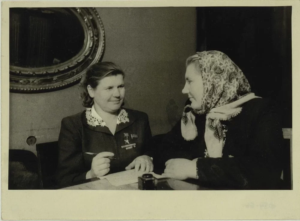 Доярки У.Д. Мосийчук и М.Х. Савченко подписывают договор на соцсоревнование.