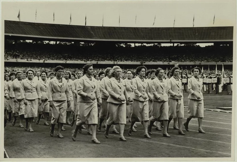 Советская сборная на параде в день открытия Олимпийских игр в Мельбурне.