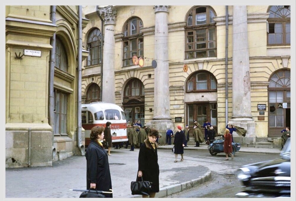 Это фото сделано у перекрёстка улицы Разина / Варварки с Хрустальным переулком. 