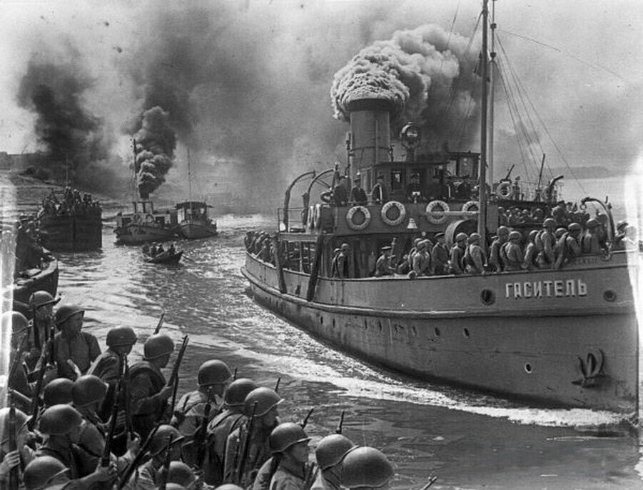 Сталинградская переправа, 1942 год. Из архива музея Волжского пароходства