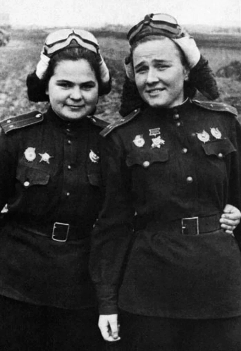 Штурман Екатерина Васильевна Рябова (слева) и летчица Надежда Васильевна Попова