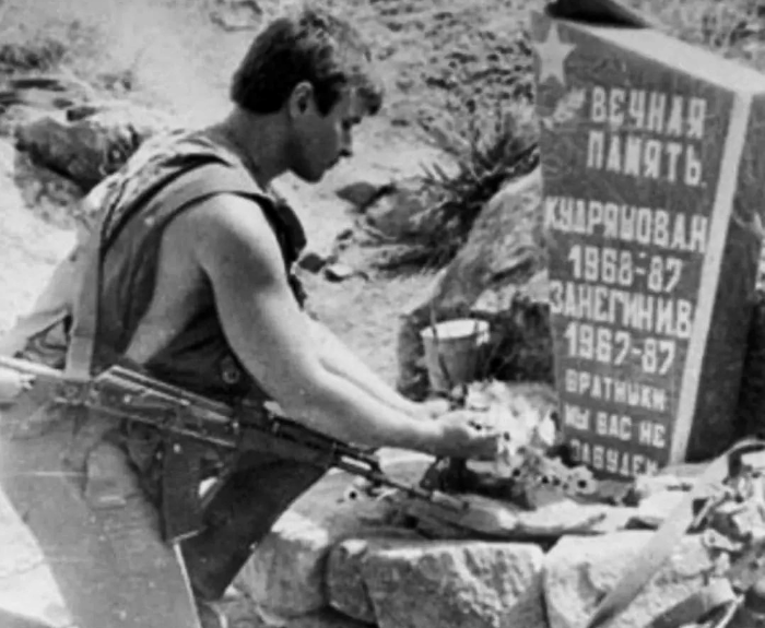Советский солдат у памятника боевым товарищам