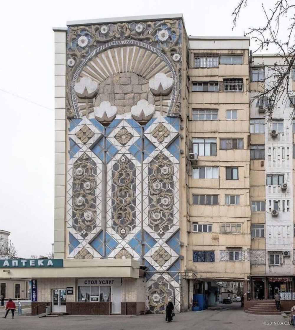 Во всю стену жилого дома, построенного в 1974-м году в Узбекистане, выложено панно с изображением хлопка, главного сырьевого ресурса этой страны