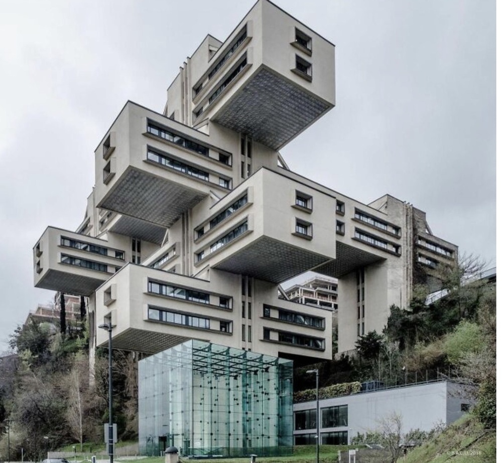 Необычный архитектурный проект был реализован в Грузинской ССР в 1975-м году. В здании размещалось Министерство автомобильных дорог. Сейчас оно принадлежит Банку Грузии