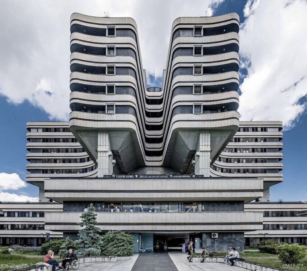 Здание Военно-медицинской академии в Белграде (Сербия) спроектировали в 1973-м году, а построили спустя восемь лет
