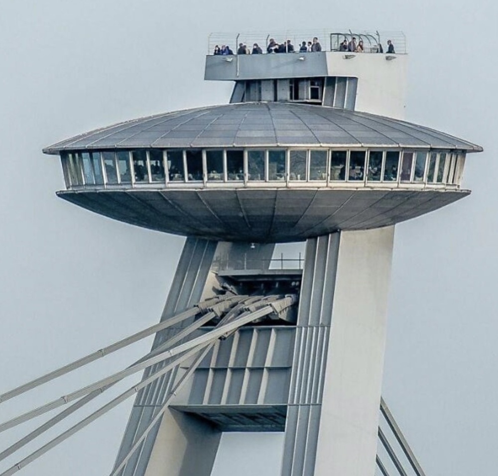 В период с 1967-го по 1972-й год в Братиславе (Словакия) шло строительство моста Словацкого национального восстания. На вершине его пилона есть ресторан и обзорная площадка