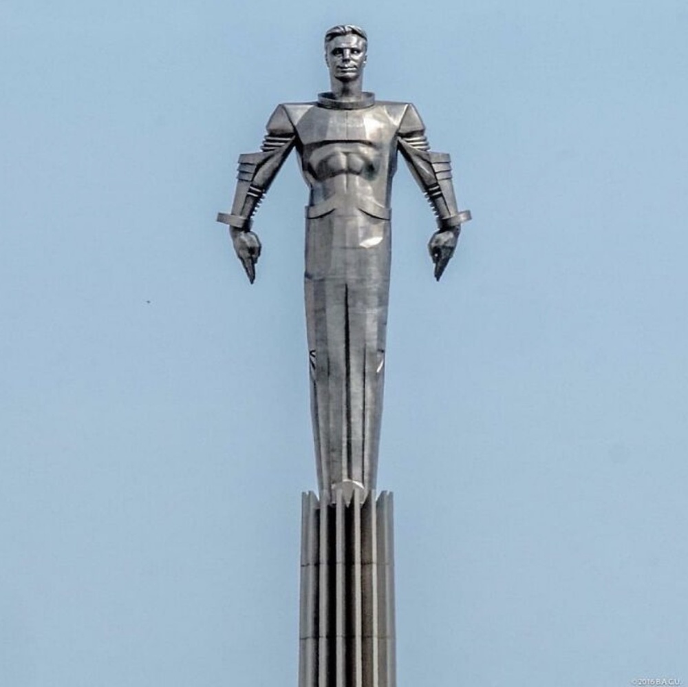 Памятник из титана первому космонавту Юрию Гагарину в Москве, установленный 4 июля 1980-го года на одноимённой площади, поражает своей грандиозностью и величием. Его высота — 42,5 метра, масса — 12 тонн. Он собран из 238-ми литых сегментов, вес самог