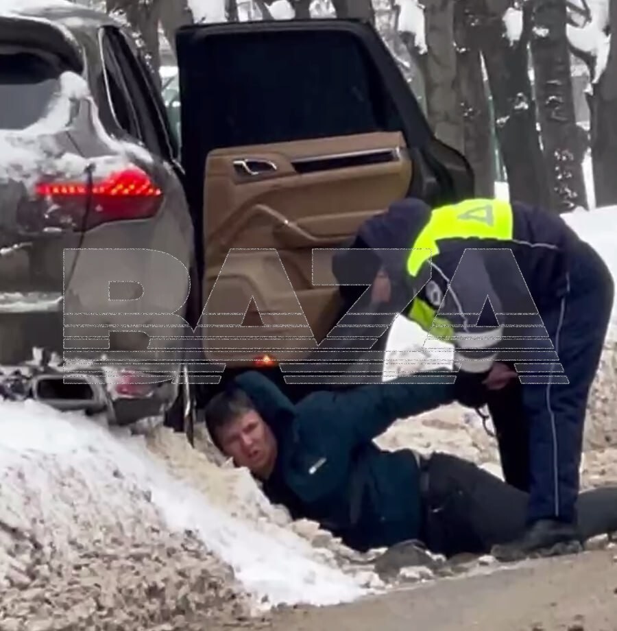 Водитель Porsche протаранил машину ДПС и пытался скрыться от полиции
