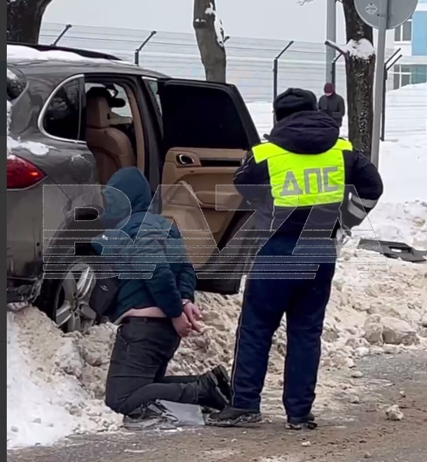 Водитель Porsche протаранил машину ДПС и пытался скрыться от полиции