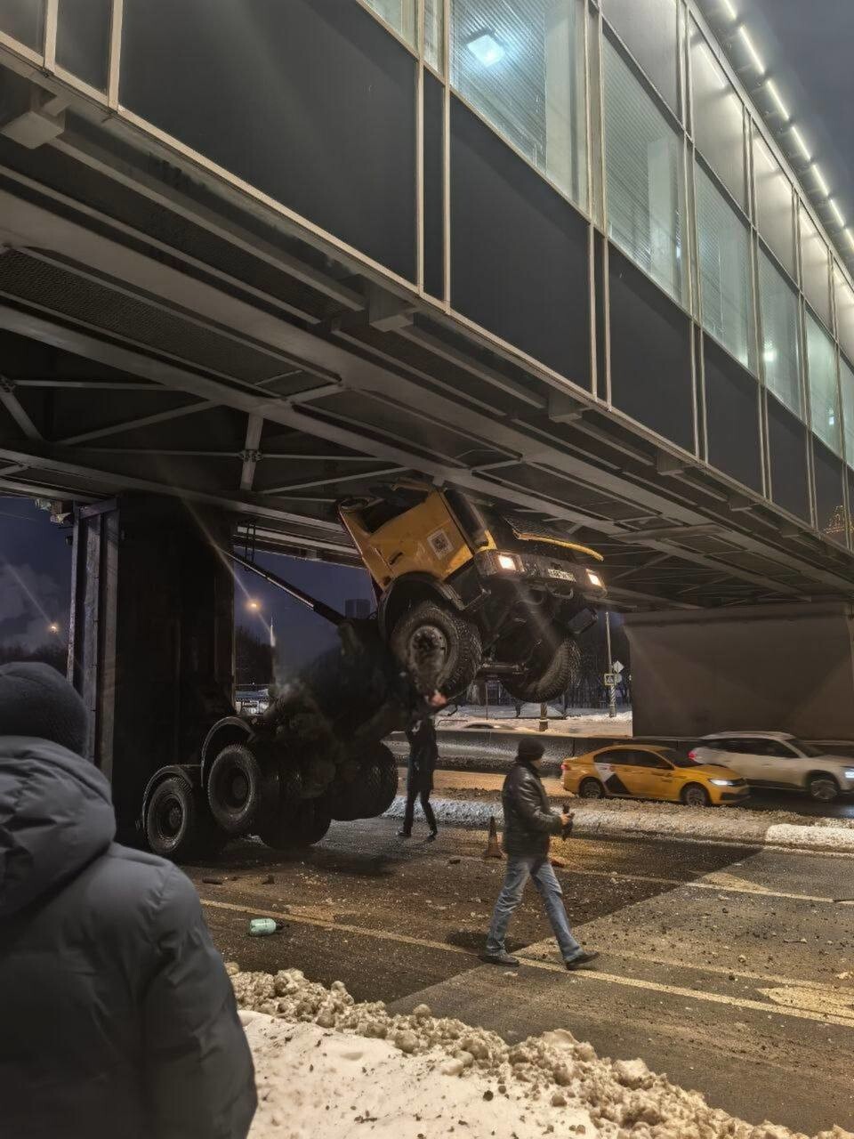 Самосвал с поднятым кузовом снёс надземный пешеходный переход на трассе М4