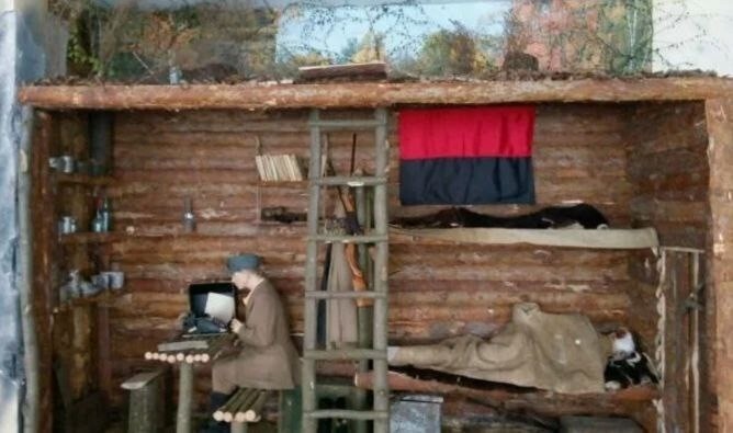Перед вами типичный бандеровский схрон. Кто-нибудь видит здесь электрическое освещение, розетки, электроприборы? Нет?