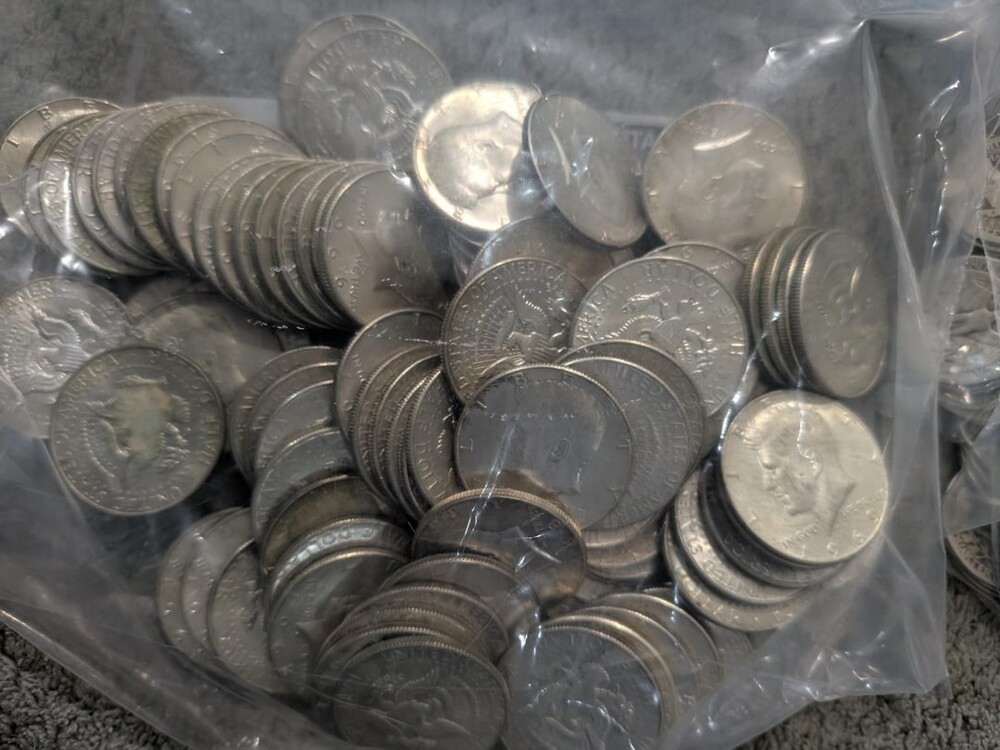 Выгодный ремонт: на женщину с потолка упало сокровище стоимостью $10 тысяч