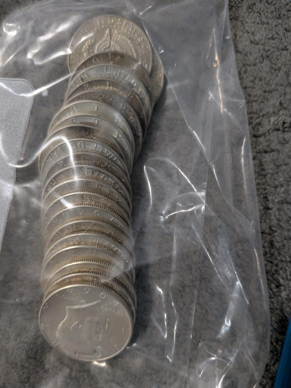 Выгодный ремонт: на женщину с потолка упало сокровище стоимостью $10 тысяч