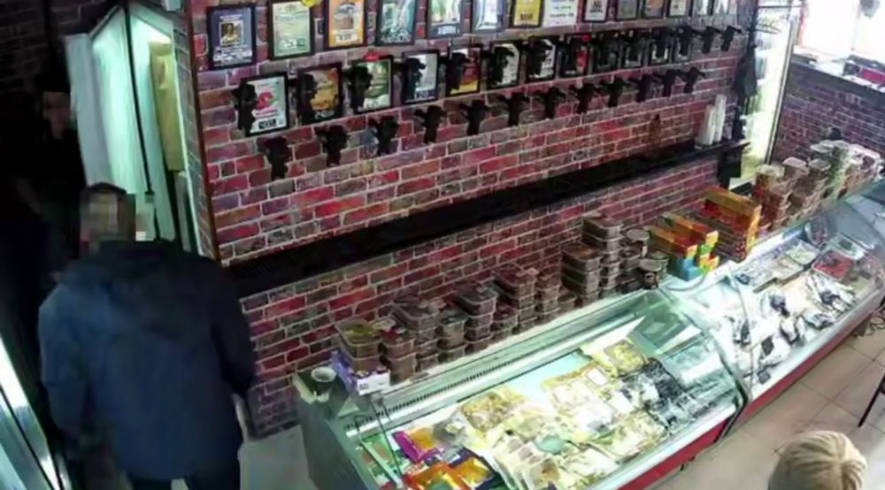 Агрессивный мужчина угрожал ножом персоналу пивного бара