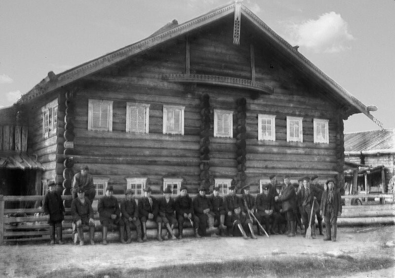 Мужчины около крестьянской избы. Олонецкая губерния