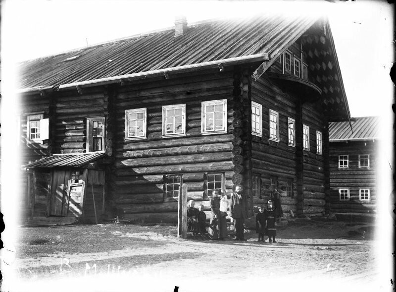 Крестьянская семья около избы. Олонецкая губерния