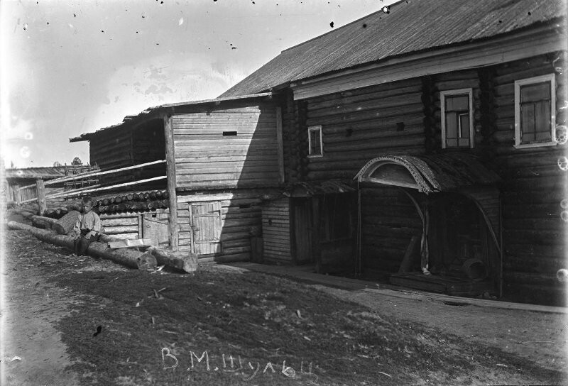 Мальчик около крестьянской избы. Архангельская губерния, Пинежский уезд