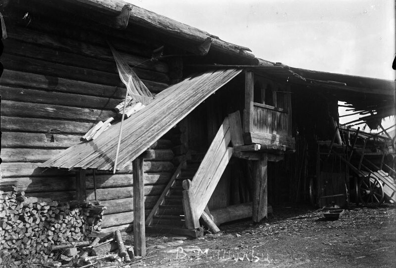 Крыльцо крестьянской избы. Архангельская губерния, Пинежский уезд