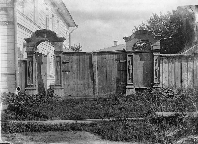 Деревянная ограда с воротами