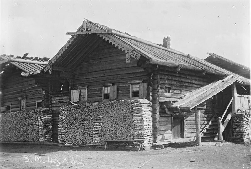 Поленницы у крестьянских изб. Архангельская губерния, Пинежский уезд